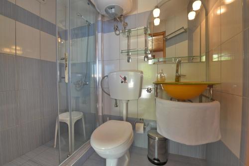 KlímaSecret Sporades Panoramic Residence的浴室配有卫生间、盥洗盆和淋浴。