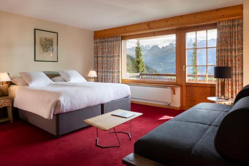 韦尔比耶蒙彼利埃酒店的酒店客房设有一张床和一个大窗户
