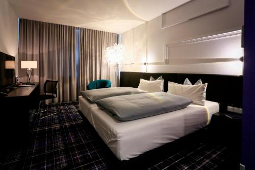 博宾根申普酒店的酒店客房设有一张大床和一张书桌。
