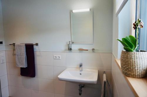 瓦瑟堡Hengnau 46, Ferienwohnung Stiefel的白色的浴室设有水槽和镜子