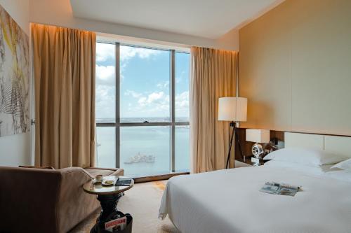 达累斯萨拉姆Johari Rotana的酒店客房设有一张床和一个大窗户
