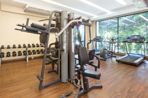 佛统美達佛統古城瑰麗酒店 的健身房,配有跑步机和健身器材