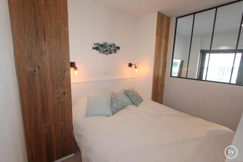 克诺克－海斯特Lily a la mer du Zoute的一间小卧室,配有一张白色的床和窗户