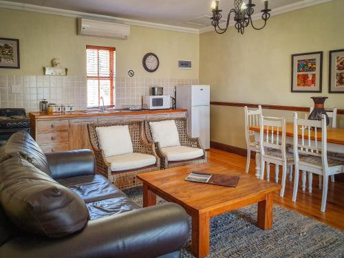 奥茨胡恩伯尔路达农庄及小屋酒店的客厅配有沙发和桌子