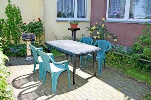 蒂索Haus Friedenswinkel的砖砌庭院里的桌椅