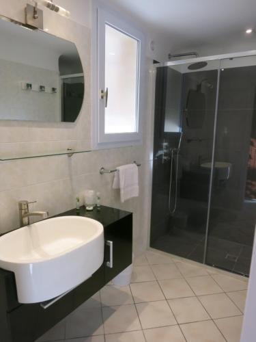 博尼法乔Prea Gianca的浴室配有白色水槽和淋浴。