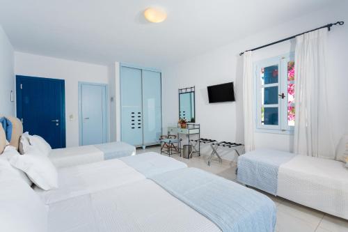 帕罗奇亚普莱加奇酒店的白色卧室配有两张床和一张桌子