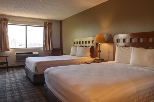 阿尔伯克基GreenTree Inn Albuquerque North I-25的酒店客房设有两张床和窗户。