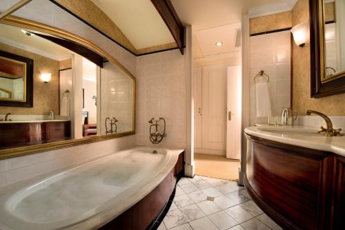 斯瓦科普蒙德斯瓦科普蒙德酒店及娱乐中心的带浴缸和盥洗盆的大浴室