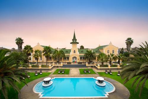 斯瓦科普蒙德斯瓦科普蒙德酒店及娱乐中心的享有大厦空中美景,设有游泳池
