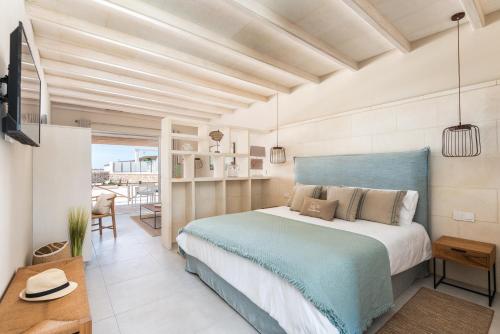 苏昂博Agroturismo Llucasaldent Gran Menorca - Adults Only的一间卧室设有蓝色的床和一个阳台