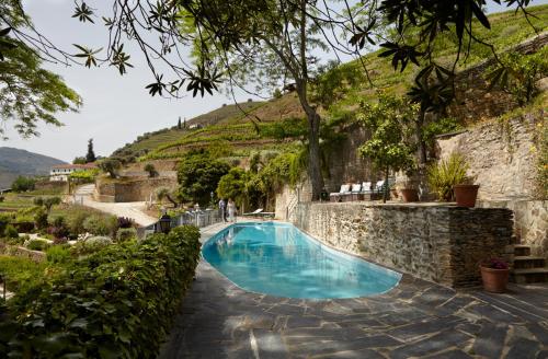 皮尼昂金塔德拉罗萨酒店的山旁石墙中的游泳池