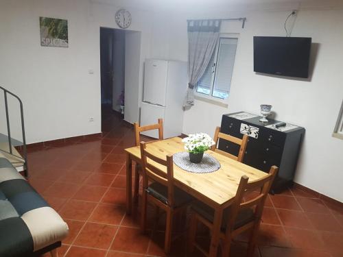 凡道Casa dos Avós e Netos的厨房以及带木桌和椅子的用餐室。