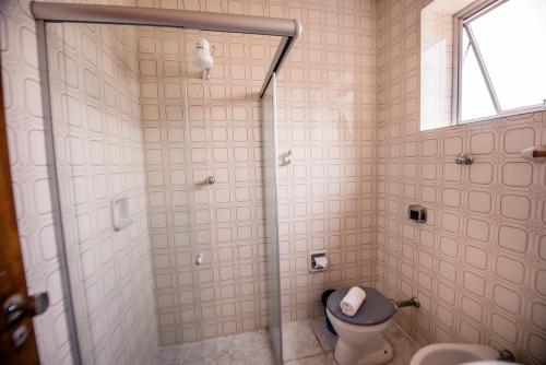 乌贝拉巴HAVANA ECONOMY的带淋浴、卫生间和窗户的浴室
