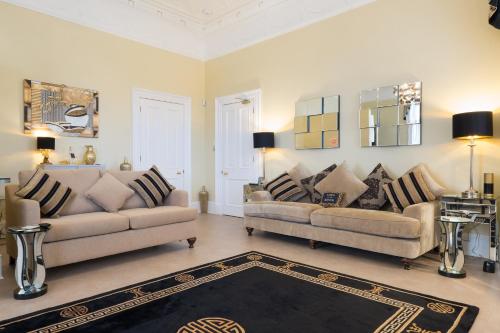 阿伯丁Marks At The Manor Luxury Riverside Apartments - Sleeps up to 4, with Parking and Sky TV的客厅配有两张沙发和地毯。