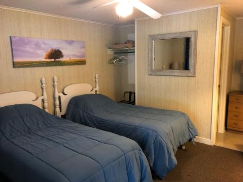 克莱顿West Winds Motel & Cottages的一间卧室配有两张床和镜子