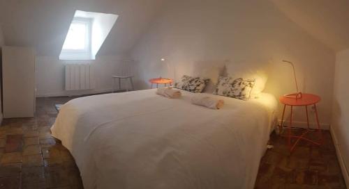 鲁昂Carré Saint-Gervais Rouen centre的卧室配有白色的床、两张桌子和一扇窗户