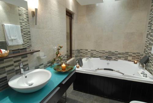 埃拉托克里昂神话酒店的带浴缸、水槽和浴缸的浴室