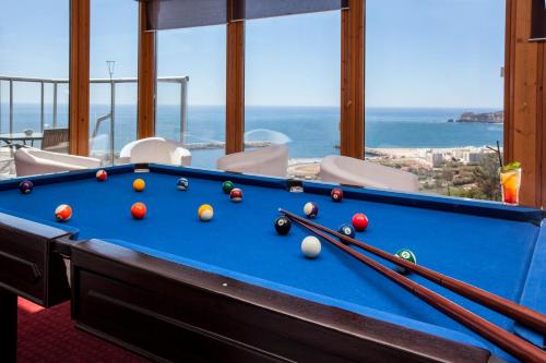 纳扎雷苏尔美丽华酒店的海景客房内的台球桌