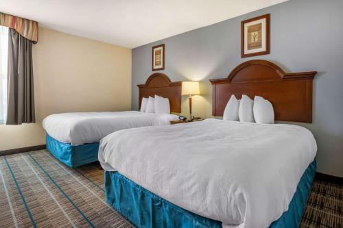 格兰特维尔曼斯德格兰维酒店的酒店客房设有两张床和窗户。