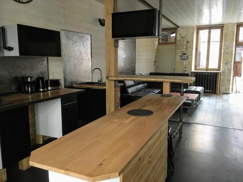 阿瓦隆La Rénovée d’Antan的一间厨房,内设木制台面
