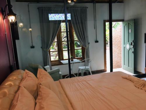 大城大城府之家旅馆的一间卧室设有一张大床和一个窗户。