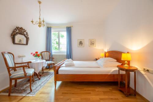 杜伦斯坦理查德卢文赫兹酒店的卧室配有一张床和一张桌子及椅子