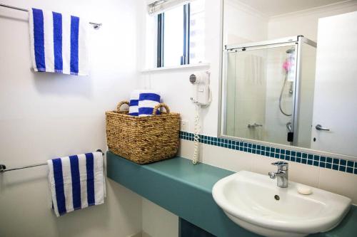 努萨维尔Tropical Getaway in 2 Bedroom Unit in 4 star Resort的一间带水槽和镜子的浴室