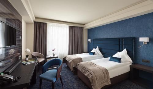 蒂米什瓦拉Old Town Hotel的酒店客房配有两张床和一张书桌