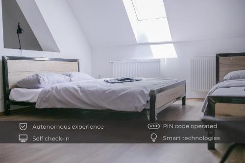 布拉迪斯拉发Schöndorf Hostel - virtual reception的一间卧室配有一张带白色床单的大床