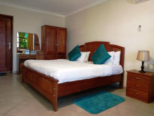 坎帕拉比耶姆酒店 的一间卧室配有一张带蓝色枕头的大床