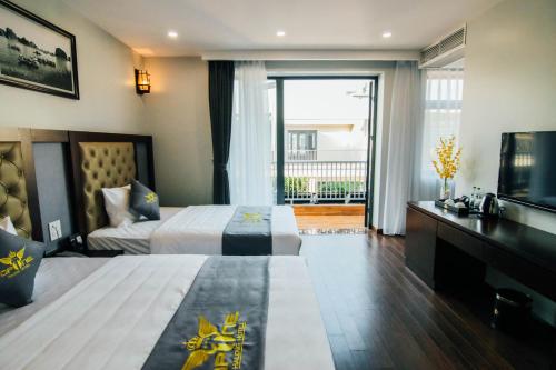 下龙湾Topone Halong Hotel的酒店客房设有两张床和电视。