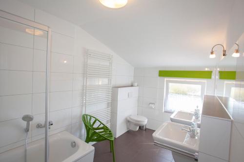 德雷施维茨Haus Dreischläfer deluxe的白色的浴室设有水槽和卫生间。