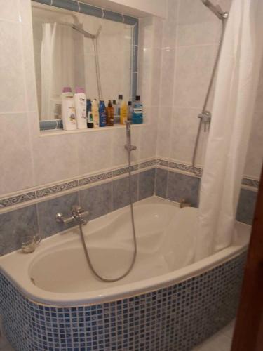 孔佩塔Las Golondrinas的带淋浴和镜子的浴缸