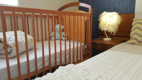 加亚新城Porto In Sight, 4 Kids的一只带泰迪熊的婴儿床