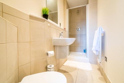 谢菲尔德Spacious City 2 Bed, 2 Bath, FREE PARKING & WiFi的一间带卫生间和水槽的浴室