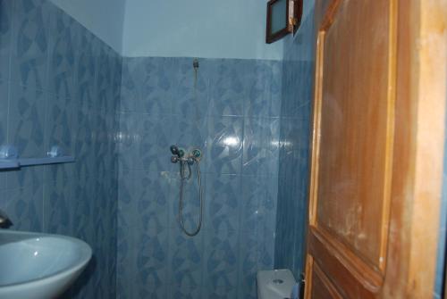 ImilchilAuberge Tafilalt Bouzmou Bouzmou的带淋浴和盥洗盆的浴室