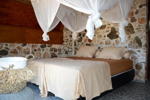 RindiEcoresort Sumba Dream的一间卧室配有床和窗帘
