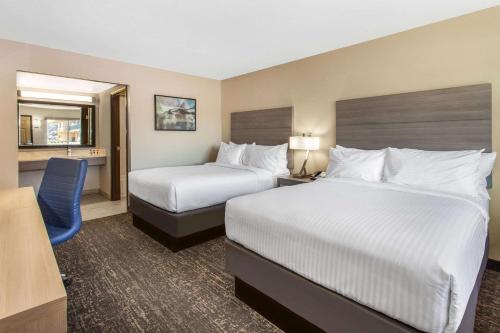 默塞德巴基特旅馆的酒店客房配有两张床和一张书桌