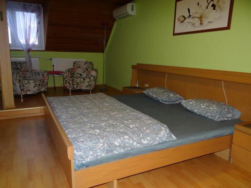 赫维兹Villa La Vita的一间卧室配有一张带两个枕头的床