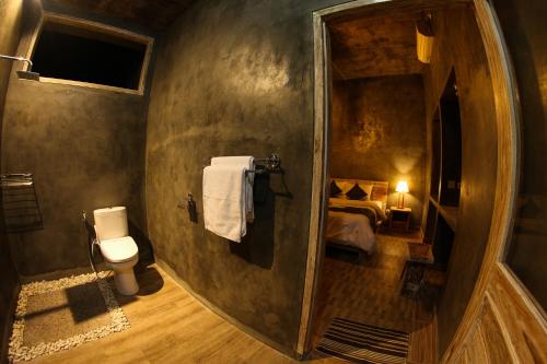珀尼达岛KATON HILLS的一间带卫生间的浴室和一张位于客房内的床。