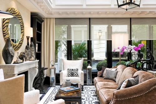 巴黎开普勒酒店的带沙发和壁炉的客厅