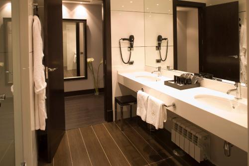 巴利亚多利德伽里乌斯精品酒店的一间带两个盥洗盆和大镜子的浴室