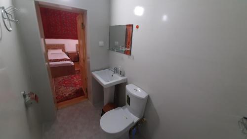 希瓦"YOQUT HOUSE" guest house in the centre of ancient city的白色的浴室设有卫生间和水槽。