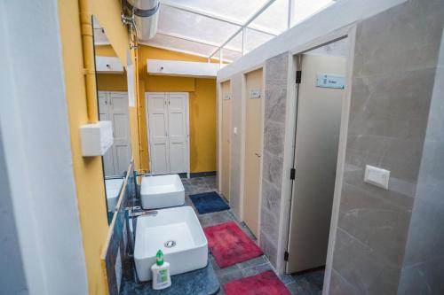 迈索尔Roambay的浴室设有2个水槽和2个卫生间