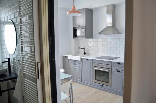 Apartamento completamente equipado en Ferrol.的厨房或小厨房