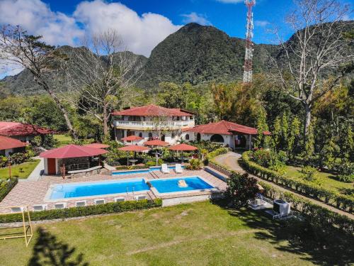 埃尔巴列德安通Hotel Valle Verde的享有带游泳池的房屋的空中景致