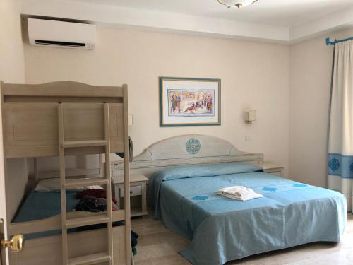 阿尔盖罗里维埃拉酒店的一间卧室设有两张双层床和梯子