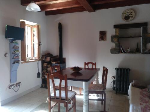利亚内斯Casa Rural El Ñeru的一间厨房,里面配有桌椅