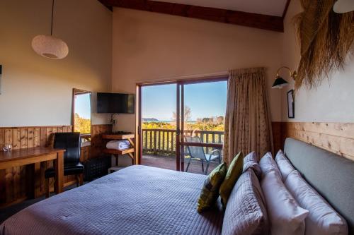 玛拉豪Ocean View Chalets的一间卧室设有一张床,享有阳台的景色